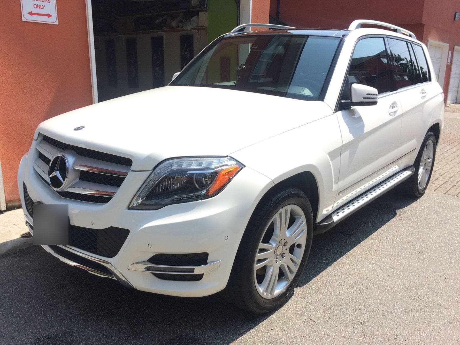 White compact SUV with a deep gloss after ceramic coating