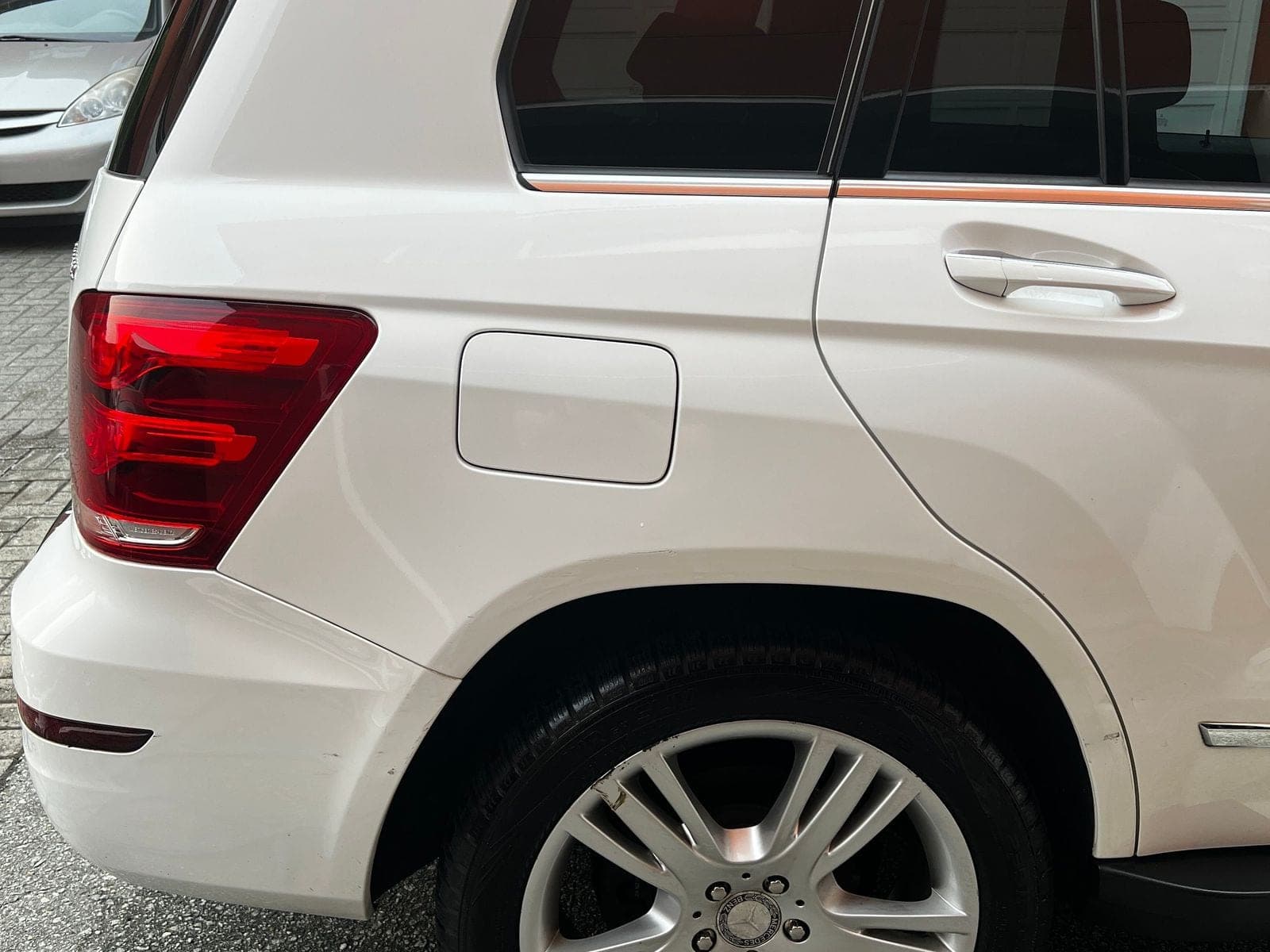 SUV paint reflecting cleanly after machine polish